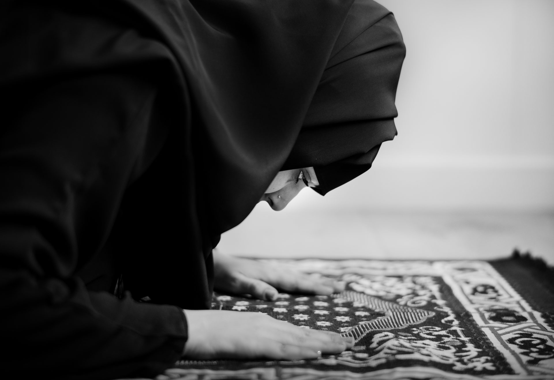 Читать коран в телефоне. Мусульманка молится. Мусульманин молится. Молящаяся девушка мусульманка.
